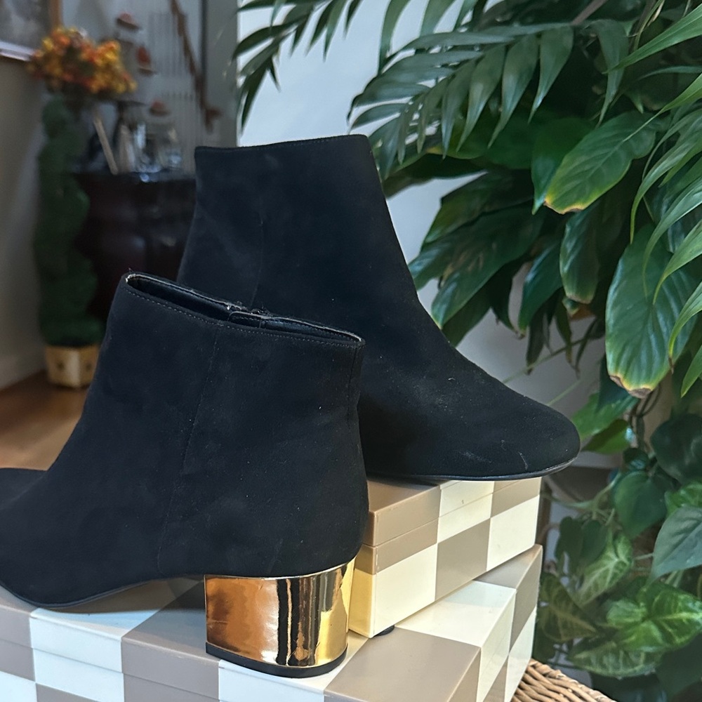 Arizona Jean Company Black Suede Ankle Boots with Metallic Gold Heel size 8